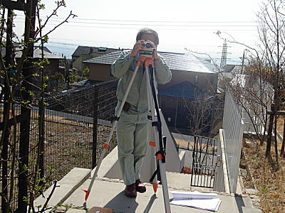 レベル測定器を据えてで当てたスケールの数値を読む
