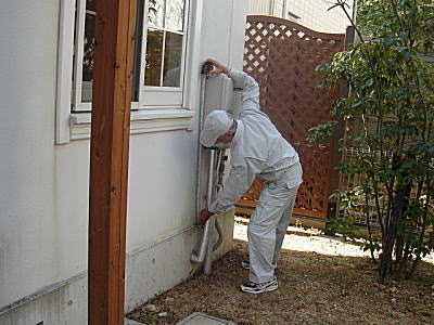 巾木にスケールを当てて、レベル測定器でスケールの数値を読む