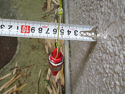 糸と壁との距離を測る。