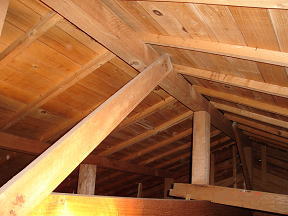 小屋裏には様々なその家を履歴がつまっています