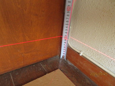 レーザーの高さを床にスケールを当てて、測定する。
