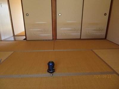 柱にレーザーを当てて、柱がどれだけ傾斜しているかを測定する。