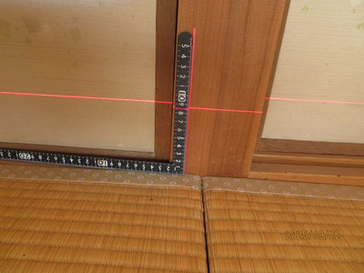 レーザーの位置から差し金の読みは20mmとなり、20mm柱は傾斜していることになる。