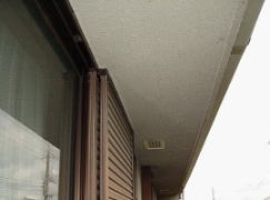 軒裏の状況を目視にてチェック