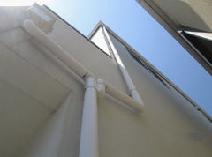 縦樋の取り付け状況を目視にて確認