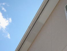 軒裏換気口の状況を目視にてチェック