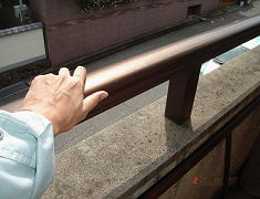 手摺にガタツキがないかをチェック。