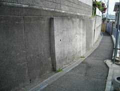 高低差のある敷地に建つ家には擁壁がある。擁壁がどのような状況かをチェックすることは、その家の価値を決めるのに重要な要素となる。