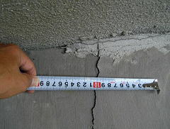 土間コンクリートに2mmのひび割れが入っている。