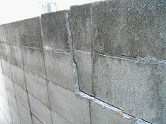ブロック塀の傾き目違い