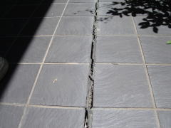 不同沈下して、タイルの目地が完全に切れいている。