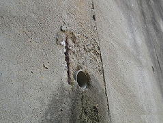 擁壁:鉄筋が露出、錆びている。