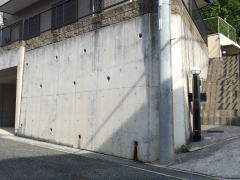 擁壁には、壁面の面積3平方メートル以内ごとに少なくとも1個の、内径が7.5センチメートル以上の水抜き穴が必要