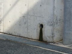 水抜き穴からは水が抜けている事が大切