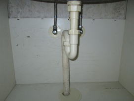 洗面台の下部。実際に水を流して、漏水はないか、十分にチェックする。特にジョイント部分は要注意。