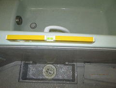 浴槽に水平器を置いて、設置状況をチェック