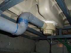 ユニットバス底の配管接続状況のチェック