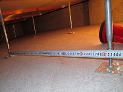 鋼製束（大引き）の間隔を計る