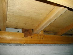 土台と根太の隙間が筋かいが確認できる。