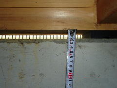 最近の建物では、基礎と土台の間に基礎パッキンを設置し、換気口を確保している