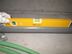 水平器を当てて、勾配をチェックする