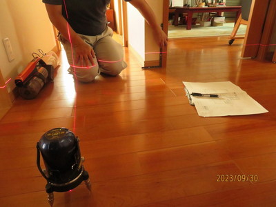 レーザーレベルを中央に据えて、床からの高さを計る