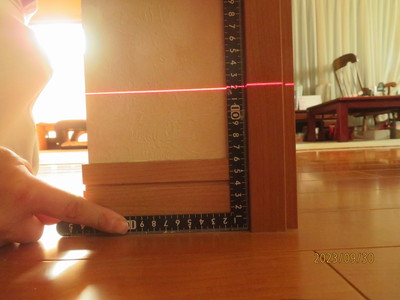 差し金を当てて、床からレーザーの距離を測定する