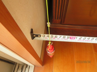 上から下げ振りを降ろして、壁・柱の傾きを確認する