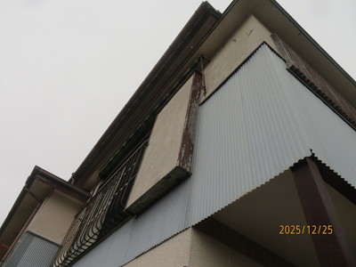 雨戸枠も塗装がめくれ、腐食している