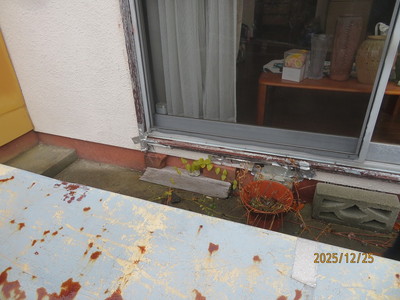 木枠の塗装がめくれ、腐食している