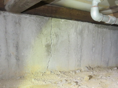基礎コンクリートに大きなひび割れがある