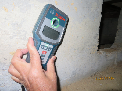 鉄筋探査機にて鉄筋の有無を調査