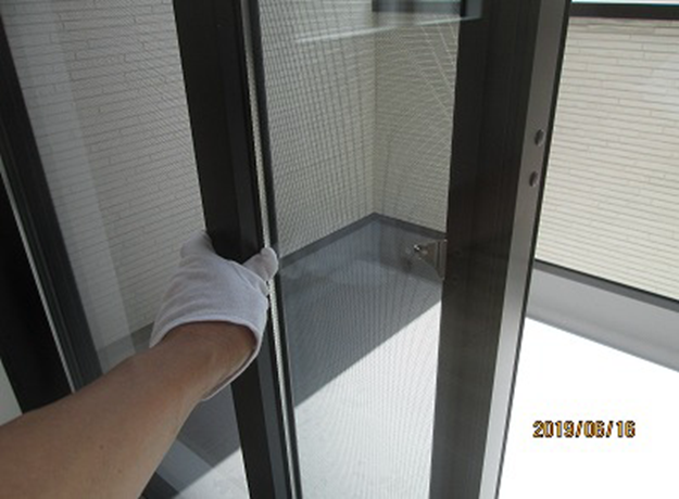 窓、扉なども開閉状況を確認する