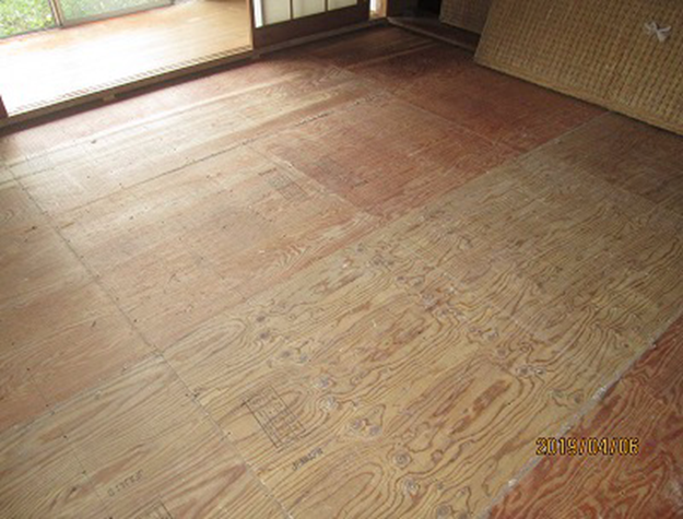 和室の場合、畳をめくって、床板の状況をみる