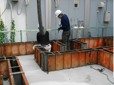 ジャンカができないようバイブレーターで密実なコンクリートにする