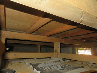 床下においては、換気状況はどうか、漏水はないか、土台・大引き・床材などの床組みに腐食はないか、白蟻の被害はないか等入念にチェックする。