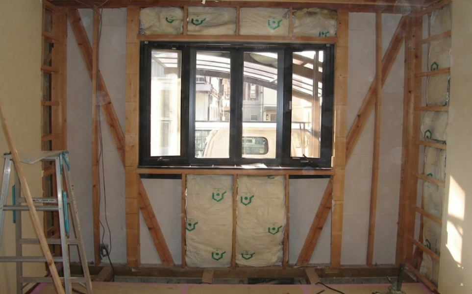 リフォームで壁を開けたところ、筋かいが柱にかからず金物も未設置で、耐力壁として機能していない状態が判明。なぜ問題なのか、放置するとどうなるのか、構造用合板や基礎補強による具体的な改修方法まで分かりやすく解説します。