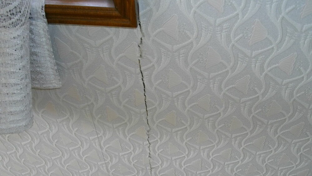 築30年の木造住宅で、窓下の壁に大きな亀裂が発生。原因は乾燥収縮か、不同沈下か、地震の影響か。購入してよいのかの判断基準や、必要な調査方法、改修費の目安まで専門家の視点で分かりやすく解説します。