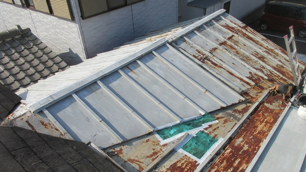 築55年の木造住宅で、増築によりスレート葺きと鉄板葺きが混在し、全面的に錆が進行。雨仕舞いの乱れから室内まで雨漏りが発生した事例を解説します。屋根劣化が構造材腐朽へ及ぼす影響や、全面改修か建替えかの判断ポイントまで詳しく説明します。