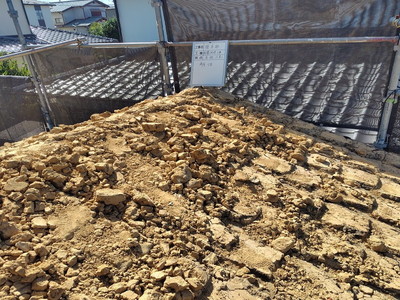 瓦をめくると土が載っている。