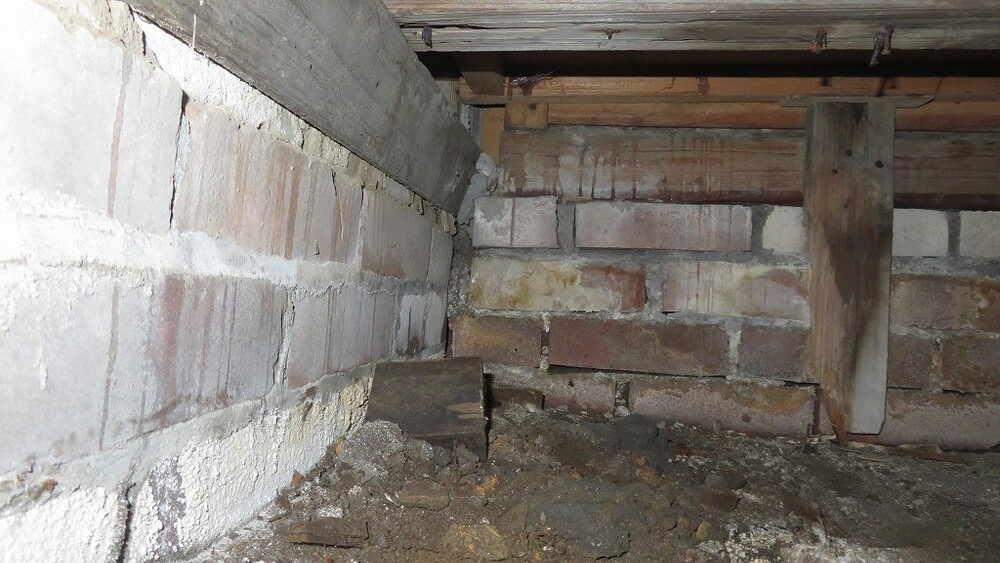 築約60年の木造平屋住宅で耐震改修のご相談を受けた事例。耐力壁の設置だけでは安全性を確保できないケースとは？レンガ基礎や床組みの問題を含め、耐震改修で本当に確認すべきポイントを建築士が解説します。