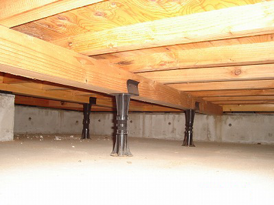 床組では、土台・大引き・根太の寸法や間隔、施工状態を確認します。不適切な場合には、補強や部材の追加が必要となります。あわせて、床組を支える束について、浮き・ガタつき・固定状況を確認することが重要です。 また、床下から筋かいや火打ちが確認できる場合には、その種類や設置位置、取り付け状態もチェックします。これらは耐震性能に大きく関わります。