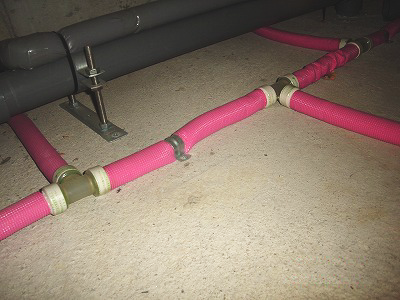 床下には排水管が設置されています。設置状況が不適切な場合、地震時に配管が動いたり、勾配が狂ったりすることがあります。また、継手部分からの水漏れは非常に多いため、重点的に確認します。