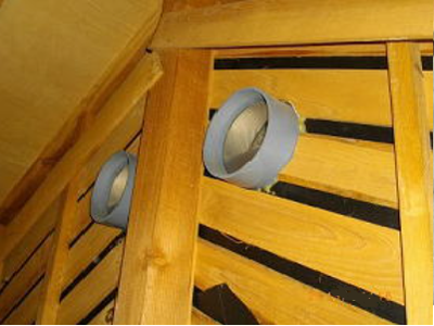 小屋裏の換気口が適切に設置されているか。位置、換気量、空気の流れ、乾燥状態をチェック