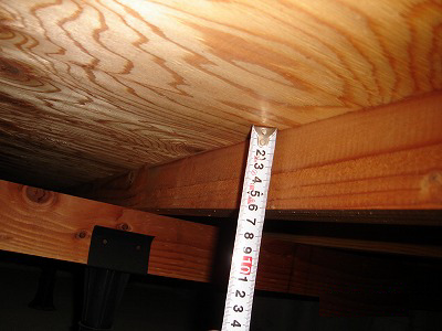 床組では、土台・大引き・根太の寸法や間隔、施工状態を確認します。不適切な場合には、補強や部材の追加が必要となります。あわせて、床組を支える束について、浮き・ガタつき・固定状況を確認することが重要です。 また、床下から筋かいや火打ちが確認できる場合には、その種類や設置位置、取り付け状態もチェックします。これらは耐震性能に大きく関わります。