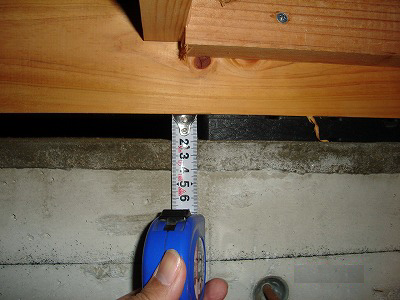 床組では、土台・大引き・根太の寸法や間隔、施工状態を確認します。不適切な場合には、補強や部材の追加が必要となります。あわせて、床組を支える束について、浮き・ガタつき・固定状況を確認することが重要です。 また、床下から筋かいや火打ちが確認できる場合には、その種類や設置位置、取り付け状態もチェックします。これらは耐震性能に大きく関わります。