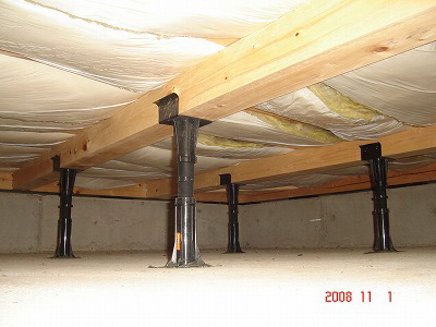 床下を見ることで、断熱性能の良否も判断できます。近年の住宅では断熱計画が施されていますが、築20年以上の住宅では、断熱材が入っていない、または劣化して機能していないケースが多く見られます。