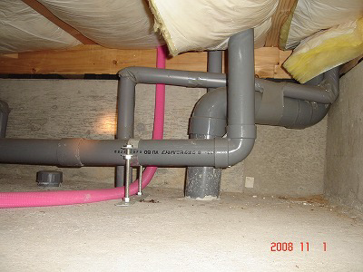 床下には排水管が設置されています。設置状況が不適切な場合、地震時に配管が動いたり、勾配が狂ったりすることがあります。また、継手部分からの水漏れは非常に多いため、重点的に確認します。