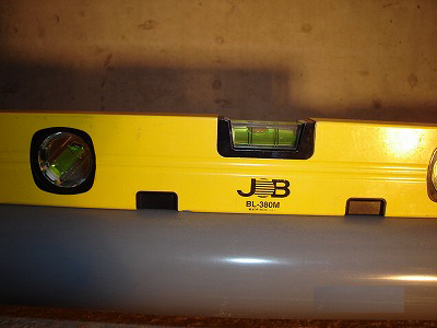 勾配不良や劣化が進行している場合、汚物の滞留による異臭や詰まりの原因となるため、改善が必要です。簡易的には、配管の上に水平器を置くことで勾配の確認が可能です。