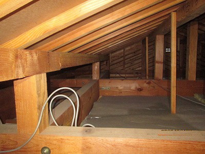 点検口から天井裏に浸入し、換気状況を肌でチェックする